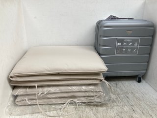 MASTER SUN LOUNGER CUSHION IN BEIGE TO INCLUDE FLIGHT KNIGHT SMALL SIZED TRAVEL SUITCASE IN SILVER: LOCATION - C2