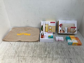 QTY OF ASSORTED CLARINS BEAUTY ITEMS TO INCLUDE 3 X FRESH SCRUB REFRESHING CREAM SCRUBS 5ML: LOCATION - C3