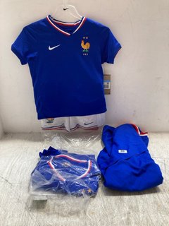 2 X ASSORTED NIKE CHILDRENS FOOTBALL SETS IN BLUE SIZE: M AND XL: LOCATION - A2