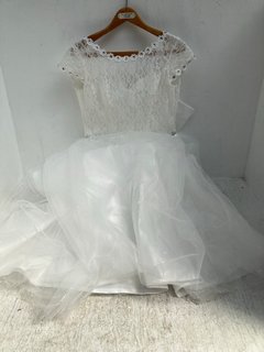 WOMENS SEQUIN PATTERNED SLEEVELESS BALL GOWN STYLE WEDDING DRESS IN WHITE (NOT SIZED): LOCATION - C7