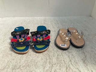 2 X ASSORTED WOMENS PATTERNED SLIP ON AND VELCRO STRAPPED SANDALS IN GOLD AND LEATHER MULTI SIZE: 39 AND 40 EU: LOCATION - C8