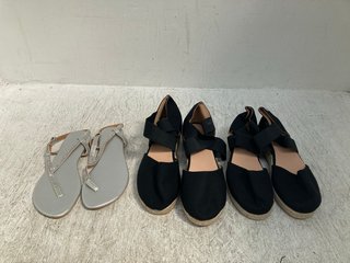 3 X ASSORTED WOMENS SHOES TO INCLUDE JEWELLED STRAP FLIP FLOPS IN SILVER (NOT SIZED): LOCATION - C8