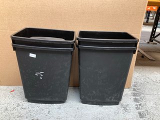 4 X SMALL PLASTIC WASTE BINS WITH LIDS IN BLACK: LOCATION - C10