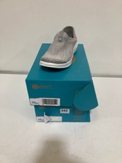 2 X BZEES SHOES TO INCLUDE SLIP-INS TRAINERS IN GREY SIZE 7 TO INCLUDE SLIP-INS TRAINERS IN GREY SIZE 6