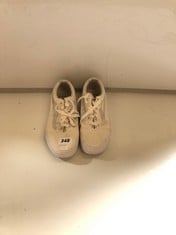 VANS PUMPS WHITE SIZE 3.5