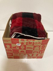 BOX OF ASSORTED BEDDING ITEMS TO INCLUDE BLANKET IN BLACK / RED