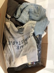 BOX OF ASSORTED ADULTS CLOTHING TO INCLUDE BLEND TWISTER REGULAR/SLIM DENIM SHORT IN LIGHT BLUE SIZE 3XL