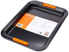 QTY OF ITEMS TO INLCUDE ASSORTED LE CREUSET ITEMS TO INCLUDE LE CREUSET NON-STICK CARBON STEEL SMALL RECTANGULAR BAKING TRAY, 32.2 X 24 X 2.58 CM, MATTE BLACK, 46078320010000, LE CREUSET TM200L-31 WI