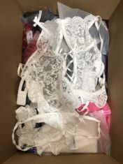 APPROX 30 X ASSORTED CLOTHING ITEMS TO INCLUDE WOMEN’S WHITE NIGHT WEAR .