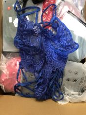 APPROX 30 X ASSORTED WOMEN’S NIGHT WEAR TO INCLUDE WOMEN’S BLUE LACEY NIGHT WEAR .