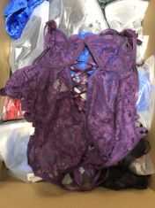 40 X ASSORTED WOMEN’S CLOTHING ITEMS TO INCLUDE PURPLE WOMEN’S NIGHT WEAR .