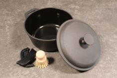 2 X CAST IRON ENAMELLED CASSEROLE 4.6L/26CM WITH SILICONE HANDLE COVERS AND ECO CLEANING BRUSH; SUITABLE FOR ALL HOB TYPES.