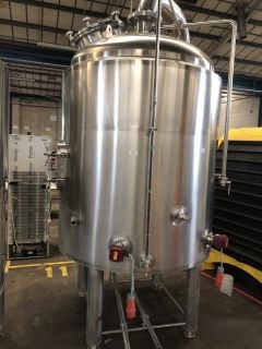 STAINLESS STEEL INSULATED KETTLE, REMOVEABLE FALSE FLOOR, 3X 18KW ELEMENTS, CONDENSER FLUE, CIP, LEVEL SIGHT GAUGE, 2200 LITRES TO BRIM BEER TANK (APPROX DIMENSIONS: 350CM H X 260CM DIA)