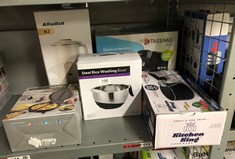 QUANTITY OF ITEMS TO INCLUDE DAEWOO SDA1556 DEEP FILL OMELETTE MAKER SNACK RANGE, NON STICK, EASY CLEAN, STAINLESS STEEL & BLACK: LOCATION - B