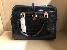 QUANTITY OF BAGS TO INCLUDE NICOLE DORIS WOMENS HANDBAG : LOCATION - C RACK