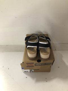 PAIR OF SKECHERS WOMEN'S SANDALS - SIZE 9