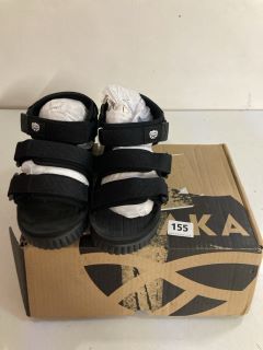 PAIR OF SHAKA CHILDREN'S SANDALS IN BLACK - SIZE UK 6