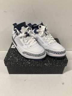 PAIR OF JORDAN SPIZKE LOW TRAINERS IN WHITE - SIZE UK 6