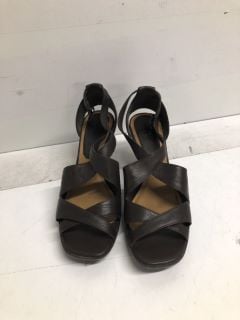 CLARKS HEELS IN EBONY LEATHER SIZE 5.5