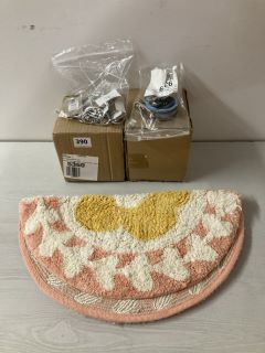 QTY OF ASSORTED ITEMS TO INCLUDE CIRCULAR HOUSE RUG