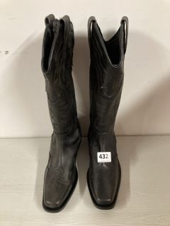 WOMEN'S BLACK BOOTS SIZE 4