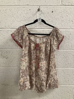 WOMEN'S DESIGNER FLORAL TOP IN STONE COMBO - SIZE S - RRP $108