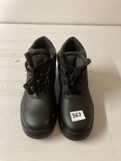 CHUKKA BOOTS IN BLACK SIZE 7