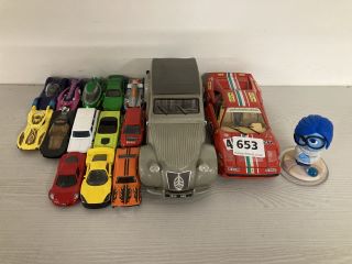 QTY OF ASSORTED VINTAGE COLLECTABLE METAL CARS TO INCLUDE FERARRI