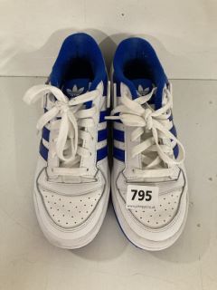 ADIDAS TRAINERS IN WHITE SIZE 5