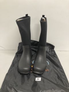 PAIR OF JILEON THE WIDE CALF WELLIES IN BLACK - SIZE UK 7