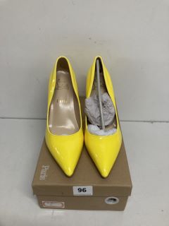 PAIR OF CHRISTIAN LOUBOUTIN PARIS DESIGNER HEELS IN YELLOW - SIZE 38