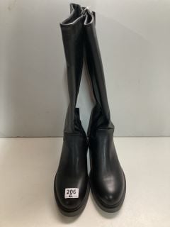 BLACK BOOTS SIZE:6