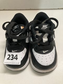 NIKE AIR FORCE 1 KIDS SIZE: 3.5