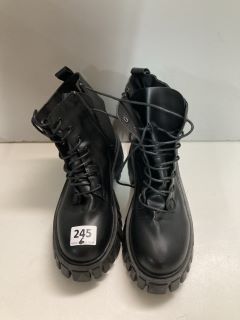 BLACK BOOTS SIZE:6