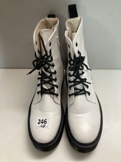 WHITE BOOTS SIZE:10