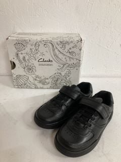 CLARKS KIDS SHOES SIZE:7 YOUNGER