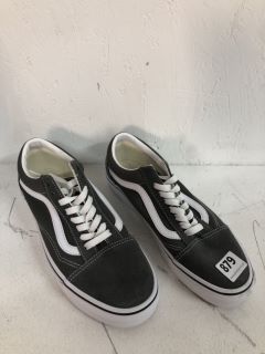 VANS SHOES SIZE:6