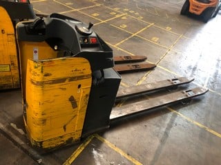 2013 JUNGHEINRICH ESE 120 ELECTRIC PALLET TRUCK SERIAL NUMBER: 91560281