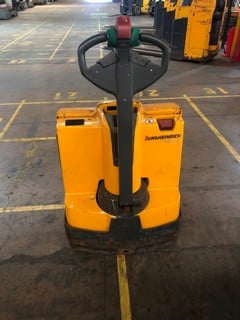 2015 JUNGHEINRICH EJE 220 PEDESTRIAN PALLET TRUCK SERIAL NUMBER: 98119089 RUNNING HOURS: 2697