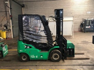 * FLOOD DAMAGED - 2022 HANGCHA CPD18 - XD4 SI16 ELECTRIC FORKLIFT TRUCK RATED CAPACITY: 1800KG MAX LIFTING HEIGHT: 4800MM S/N 36BB01769 TO INCLUDE 2022 SMART BATTERY CHARGER