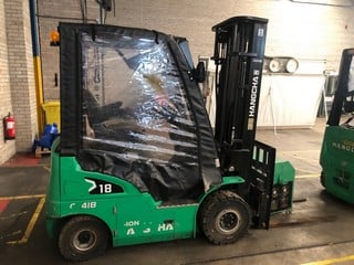 * FLOOD DAMAGED - 2022 HANGCHA CPD18 - XD4 SI16 ELECTRIC FORKLIFT TRUCK RATED CAPACITY: 1800KG MAX LIFTING HEIGHT: 4800MM S/N 36BB01770 TO INCLUDE 2022 SMART BATTERY CHARGER