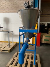 HOPPER WITH HORIZONTAL AGITATOR UNIT AND 'U' TROUGH SCREW FEEDER DISCHARGE