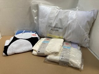 JOHN LEWIS & PARTNERS 5 X ASSORTED HOUSEHOLD ITEMS TO INCLUDE SYNTHETIC CLUSTER FIBRE FIRM PILLOW: LOCATION - AR1