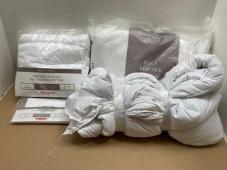 JOHN LEWIS & PARTNERS 4 X ASSORTED BEDDING ITEMS TO INCLUDE NATURAL COTTON QUILTED KINGSIZE MATTRESS TOPPER: LOCATION - AR1