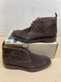 JOHN LEWIS & PARTNERS SUEDE CHUKKA BOOTS IN BROWN - UK 8: LOCATION - AR1