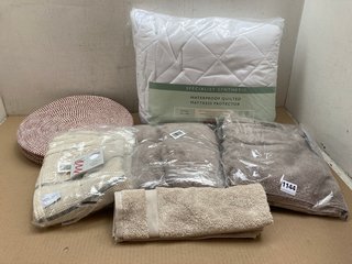 QTY OF ASSORTED JOHN LEWIS & PARTNERS ITEMS TO INCLUDE JOHN LEWIS & PARTNERS WATERPROOF QUILTED MATTRESS PROTECTOR 135CM: LOCATION - AR2