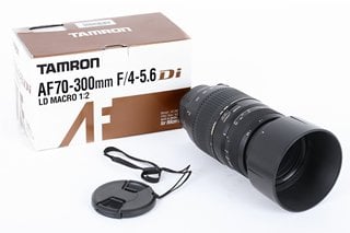 TAMRON AF 70-300 F/4-5.7 DI MACRO ZOOM LENS (NIKON FIT). COMES WITH LENS CAP, HOOD & BOX. [JPTM120529]: LOCATION - PB