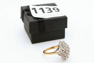 A YELLOW METAL RING SET WITH CLEAR STONES: LOCATION - CR