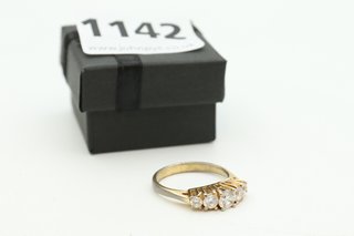 A YELLOW METAL RING SET WITH CLEAR STONES: LOCATION - CR