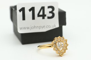 A YELLOW METAL RING SET WITH CLEAR STONES: LOCATION - CR